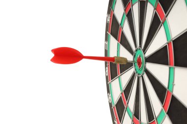 Kırmızı ok bir dart tahtasının ortasına isabet eder, beyaz üzerine izole edilmiş, PNG