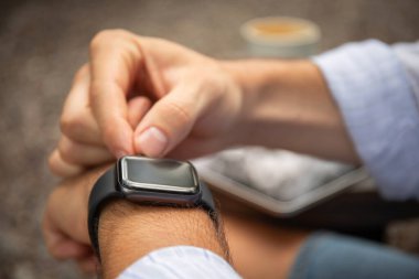 Bali 'deki serbest çalışma oturumunda smartwatch kontrol ediliyor