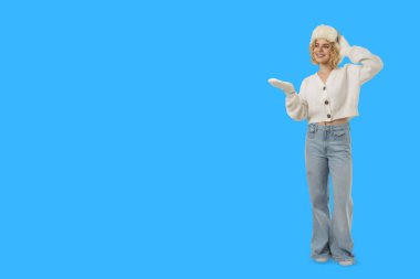 Kışın giyinmiş, gülümseyen ve hareketli bir kadın.