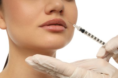 Kadının tedavi için dudaklarının yanında şırınga var. Beyazdan izole edilmiş, PNG.