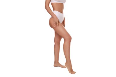 Ton bacaklar ve iç mekanda nişanlı duruş, beyazda izole edilmiş, PNG