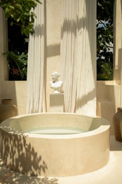 Doğal elementlerle güçlendirilmiş sakinleştirici atmosferli küvet.