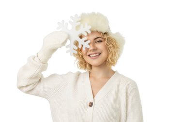 Kadınlar kışı neşeyle kutluyor. Elinde bir kar tanesi, izole edilmiş, PNG.