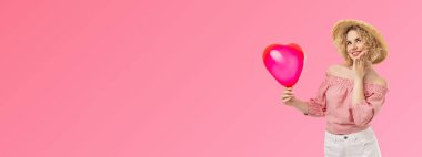 Kalp balonu tutan bir kızla Sevgililer Günü eğlencesi