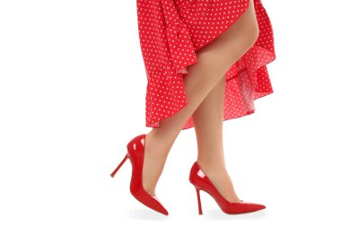 Kadın model, ayakkabıları elbise içinde dururken gösteriyor, PNG