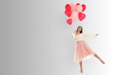 Açık bluzlu ve balonlu pembe etekli bir kadın.