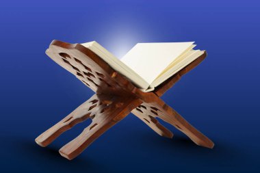 Zarif bir ahşap Kur 'an ayakta duruyor Ramazan ayında açık bir kitap