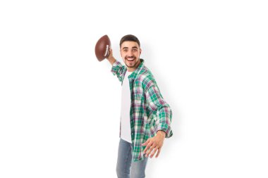 Gülen ve poz veren bir adam topu fırlatmaya hazır, izole, PNG