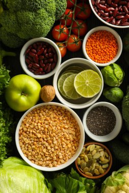 Yeşiller, baklagiller ve meyveler hazır.