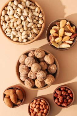 Tahta kaselerde fındıklar hafif bir yüzeye oturur.