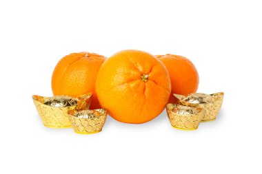 Taze portakallar ve parlak altın külçeler bir arada, izole edilmiş, PNG