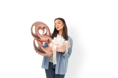 Kadınlar Günü hediyesi olan genç bir kadın, izole edilmiş, PNG