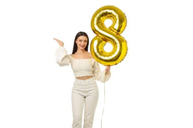 Kadınlar Günü 'nde elinde balon tutan genç bir kadın var.