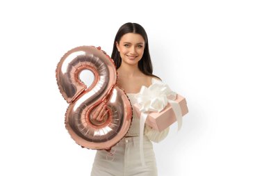 Kadınlar Günü hediyesi olan genç bir kadın, izole edilmiş, PNG