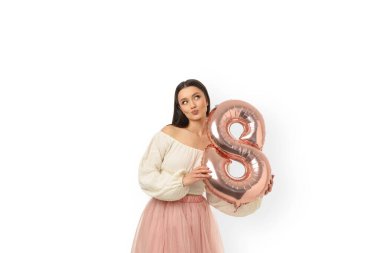 Kadınlar Günü 'nde balonlu, izole bir kız var.