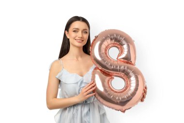 Kadınlar Günü 'nde elinde balon tutan genç bir kadın var.