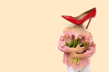 Buketi olan ve kafası yerine topuklu bir kadın.
