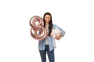 Genç kadın, kadınlar gününü hediyelerle kutluyor, izole edilmiş, PNG