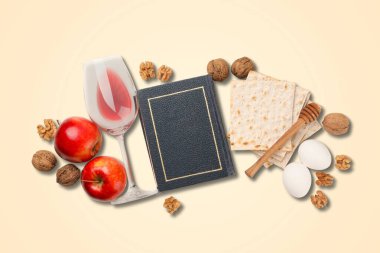 Elmalı masa, matza, şarap ve bir Seder tabağı.