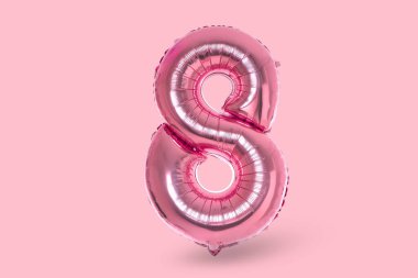 Sekiz numara şeklinde büyük pembe bir balon öne çıkıyor.