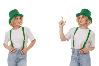 Yeşil şapkalı genç bir kadın kutluyor, izole edilmiş, PNG