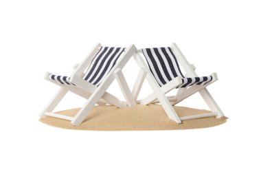Çizgili iki beyaz plaj sandalyesi kumda oturur, PNG