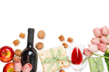 Şarap, matza, elma, çiçek, soyutlanmış PNG ile Hamursuz Bayramı masası.