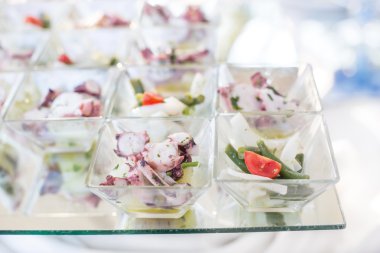 Çeşitli aperatifler ve parmak yiyecekleri.