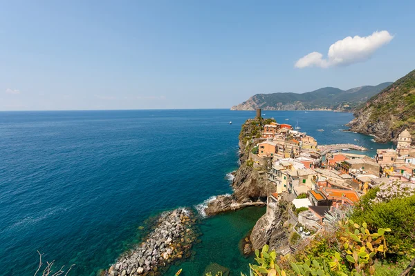 Γραφική θέα του ωκεανού και το λιμάνι στο πολύχρωμο χωριό vernazza, ci — Φωτογραφία Αρχείου