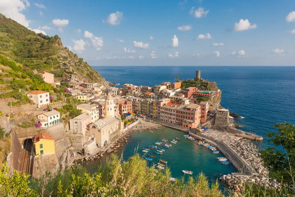Scénický výhled na moře a přístav v barevné vesnice vernazza, ci — Stock fotografie