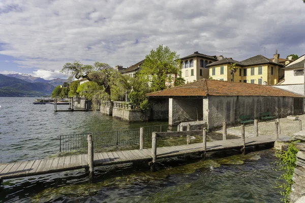 Pueblo de Orta y la Isla de San Giulio en el Lago de Orta, Italia — Foto de Stock