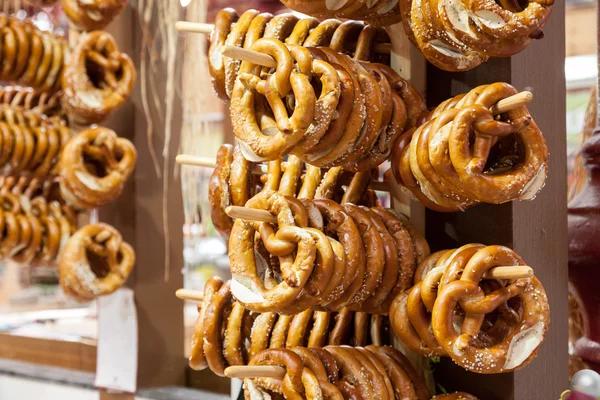 Varios pretzels colgando cerca de la tienda —  Fotos de Stock