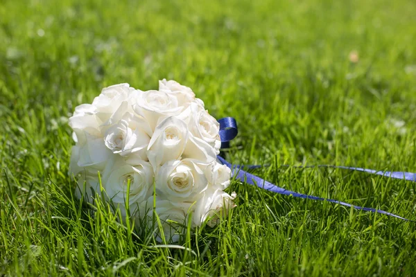 Luxe witte bruiloft boeket rozen geïsoleerd — Stockfoto