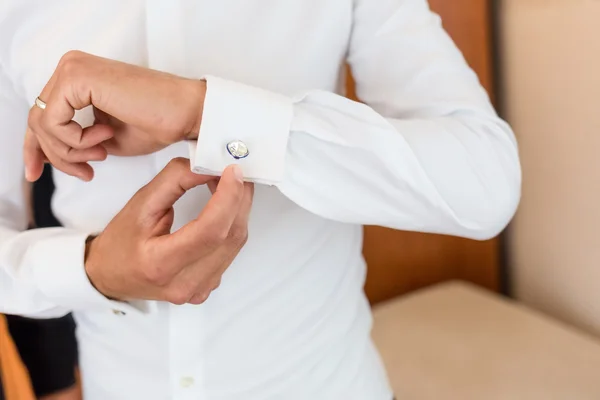 Мужчина и белая рубашка и запонка — стоковое фото