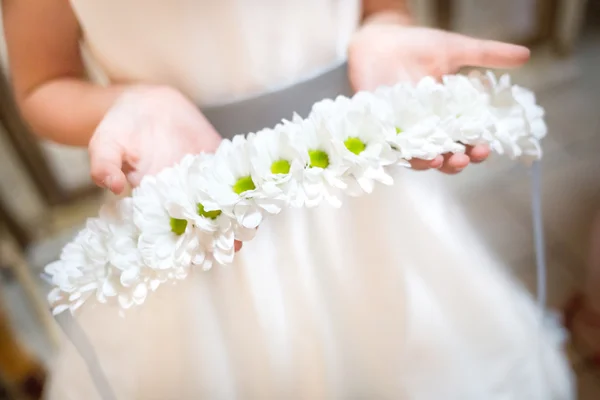 Kleine Brautjungfer mit Blumen — Stockfoto