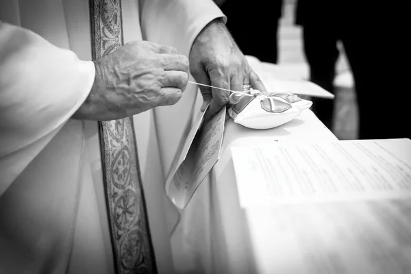 Priester en de ceremonie van het huwelijk in de kerk — Stockfoto