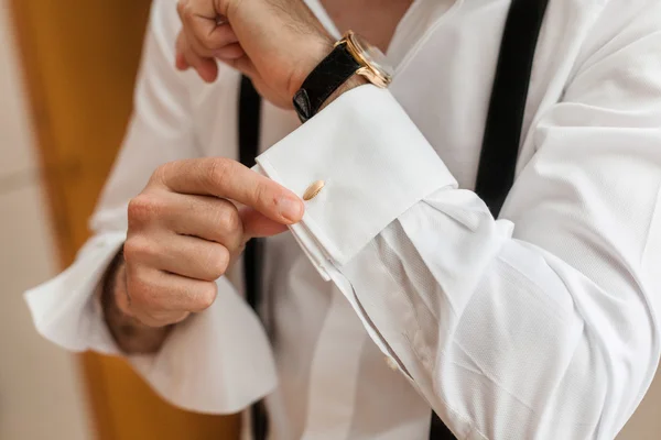 Mann og hvit skjorte og mansjettknapp – stockfoto