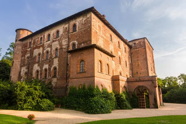 Slottet i Pralormo, trädgård tulpaner i Piemonte, Italien Royaltyfria Stockfoton