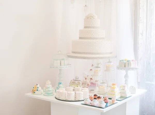 Hermoso pastel de boda blanco —  Fotos de Stock