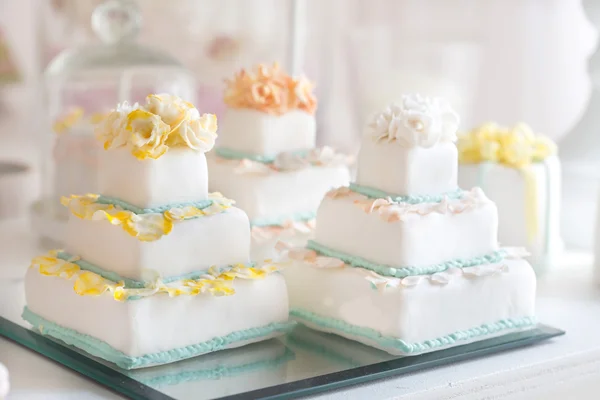 Bonito bolo de casamento branco — Fotografia de Stock