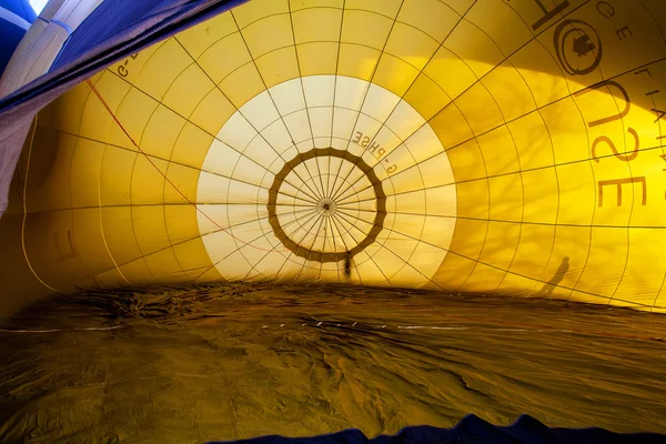 Globos de aire caliente de colores volando, 6 enero 2015 Mondovi italia — Foto de Stock