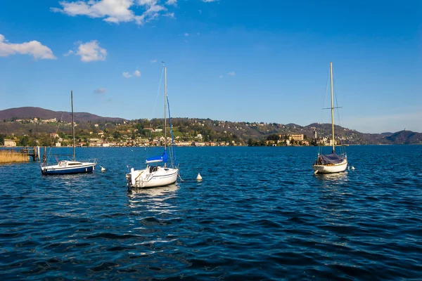 Vesnice Orta a ostrov San Giulio na jezero Orta, Itálie — Stock fotografie