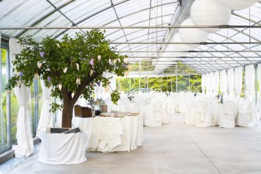 Bir etkinlik ya da düğün resepsiyonu için masa hazır.