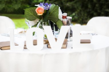 Bir etkinlik ya da düğün resepsiyonu için masa hazır.