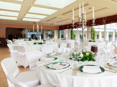 Bir etkinlik ya da düğün resepsiyonu için masa hazır.