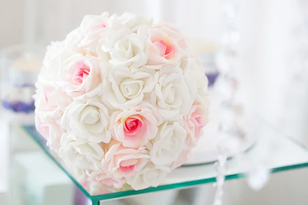 Dekorace svatební tabule a květinové dekoraci — Stock fotografie