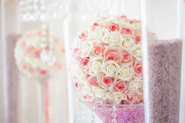 Düğün masa dekorasyonu ve çiçek merkezinde — Stok fotoğraf