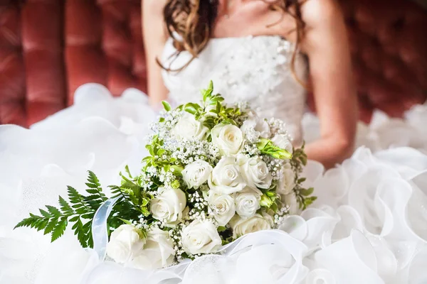 Closeup bruid houden boeket rozen — Stockfoto