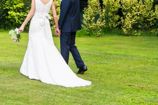 Novia y novio al aire libre — Foto de Stock