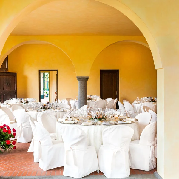 Tisch gedeckt für eine Eventparty oder einen Hochzeitsempfang — Stockfoto